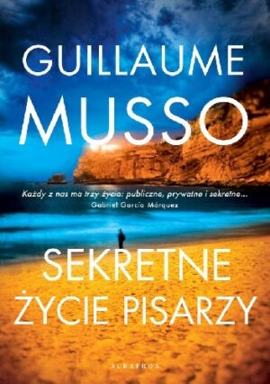 "Sekretne życie pisarzy", Guillaume Musso, okładka, samotna postać na pięknej plaży, w oddali klify