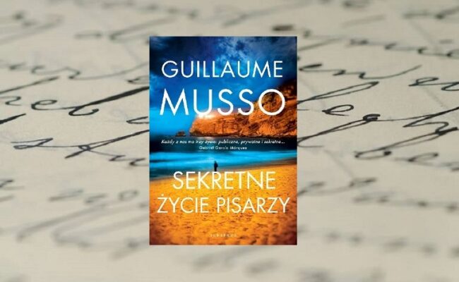 "Sekretne życie pisarzy", okładka na tle zapisanej odręcznie kartki papieru