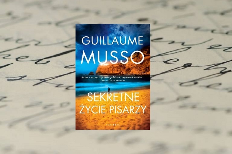 "Sekretne życie pisarzy", okładka na tle zapisanej odręcznie kartki papieru