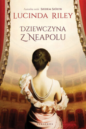 Dziewczyna z Neapolu - Lucinda Riley - Ciemnowłosa kobieta z kokiem na głowie, w eleganckiej sukni, stoi na scenie opery